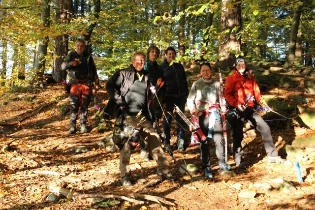 Gruppe beim Bogenschießen im Grünen