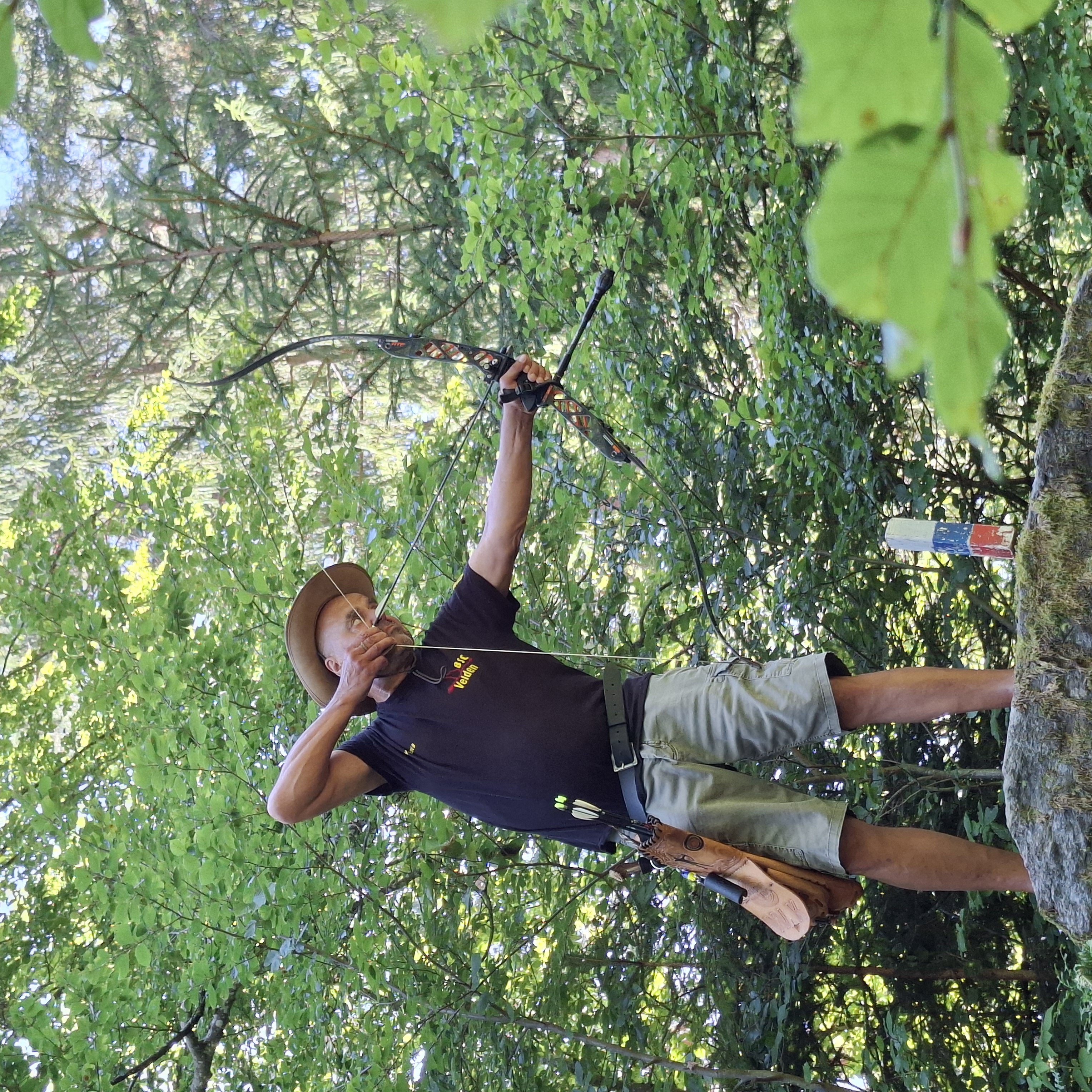 Bogenschütze beim Zielen auf dem Parcours der Bogensportarena Velden